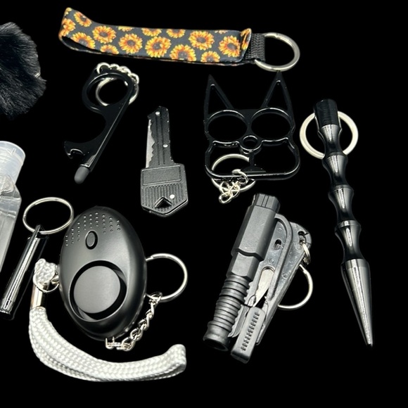 HOST PICK New Black 11-Piece Self Defense Keychain w/Kitty Knuckles - Picture 3 of 3